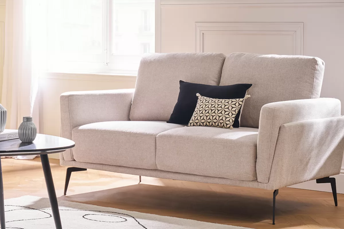 Miliboo Sofá De Diseño-Sofá moderno 2 plazas de tejido efecto aterciopelado texturizado beige MOSCO