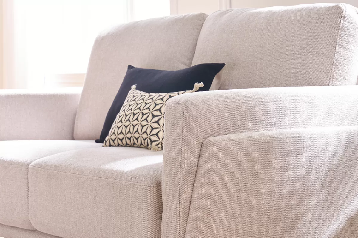 Miliboo Sofá De Diseño-Sofá moderno 2 plazas de tejido efecto aterciopelado texturizado beige MOSCO